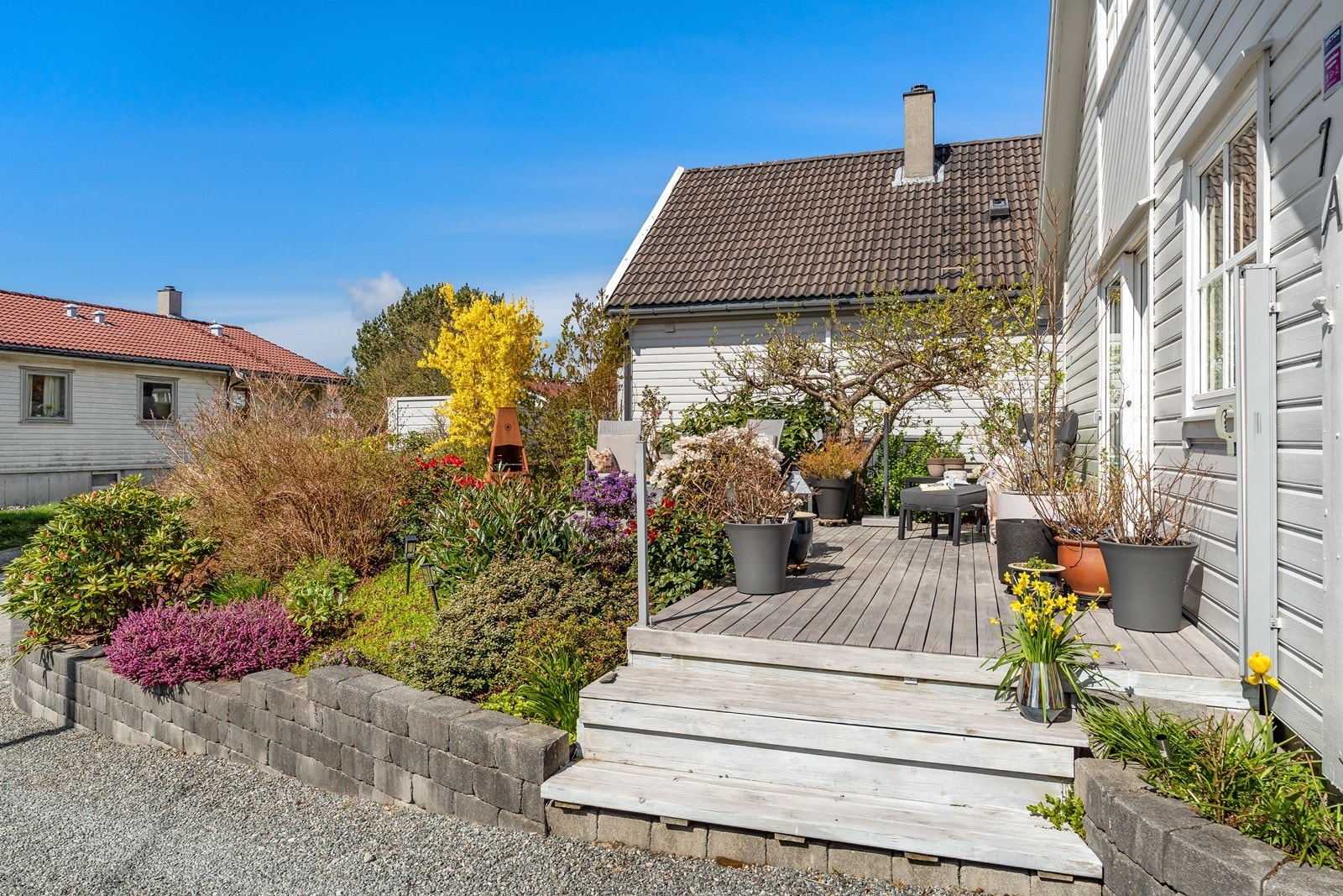 Uteområdet er lett tilgjengelig med inngang både fra bakkeplan og direkte fra boligen. Galleribilde