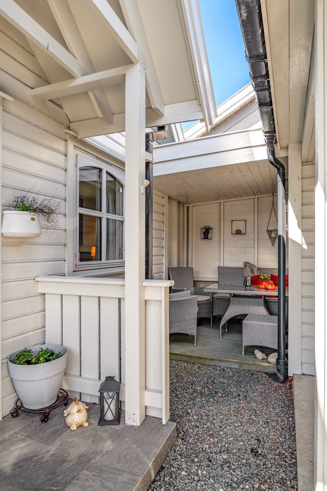 Koselig overbygg hvor en kan trekke seg tilbake på regnfulle dager. (Se pkt. ferdigattest for carport som er sammenbygd med boligen og ikke godkjent) Galleribilde