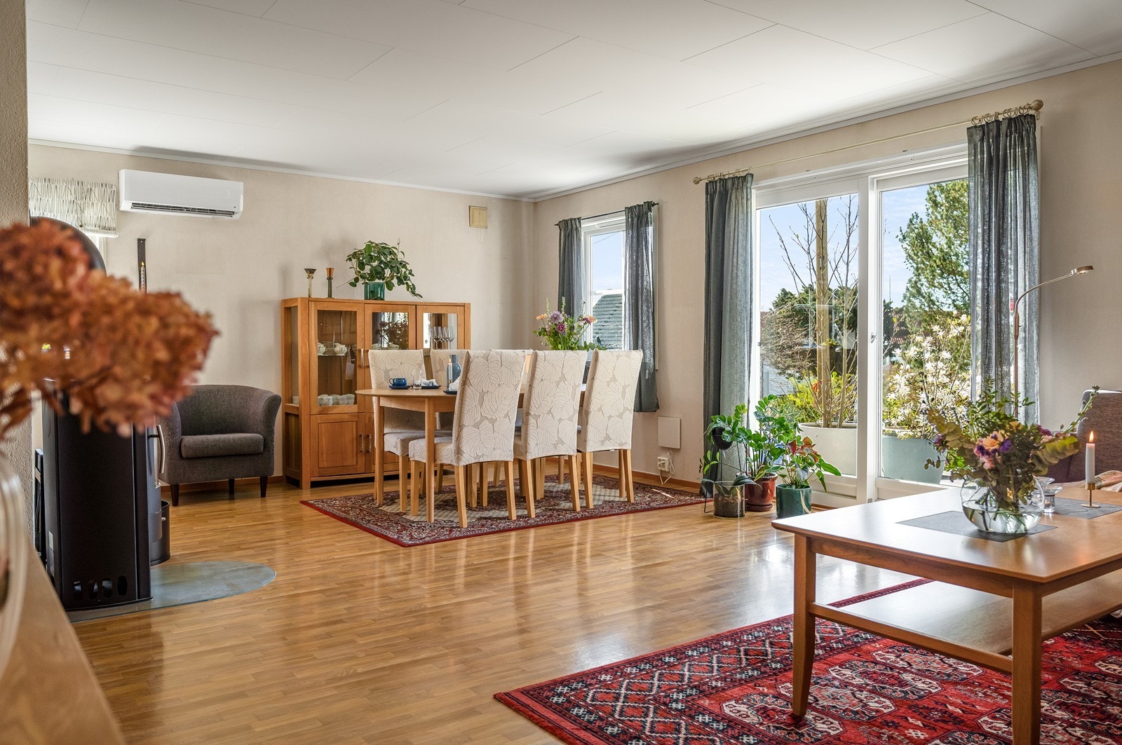 Herfra har du både flott utsikt mot og direkte adkomst til det innbydende uteområdet. Galleribilde