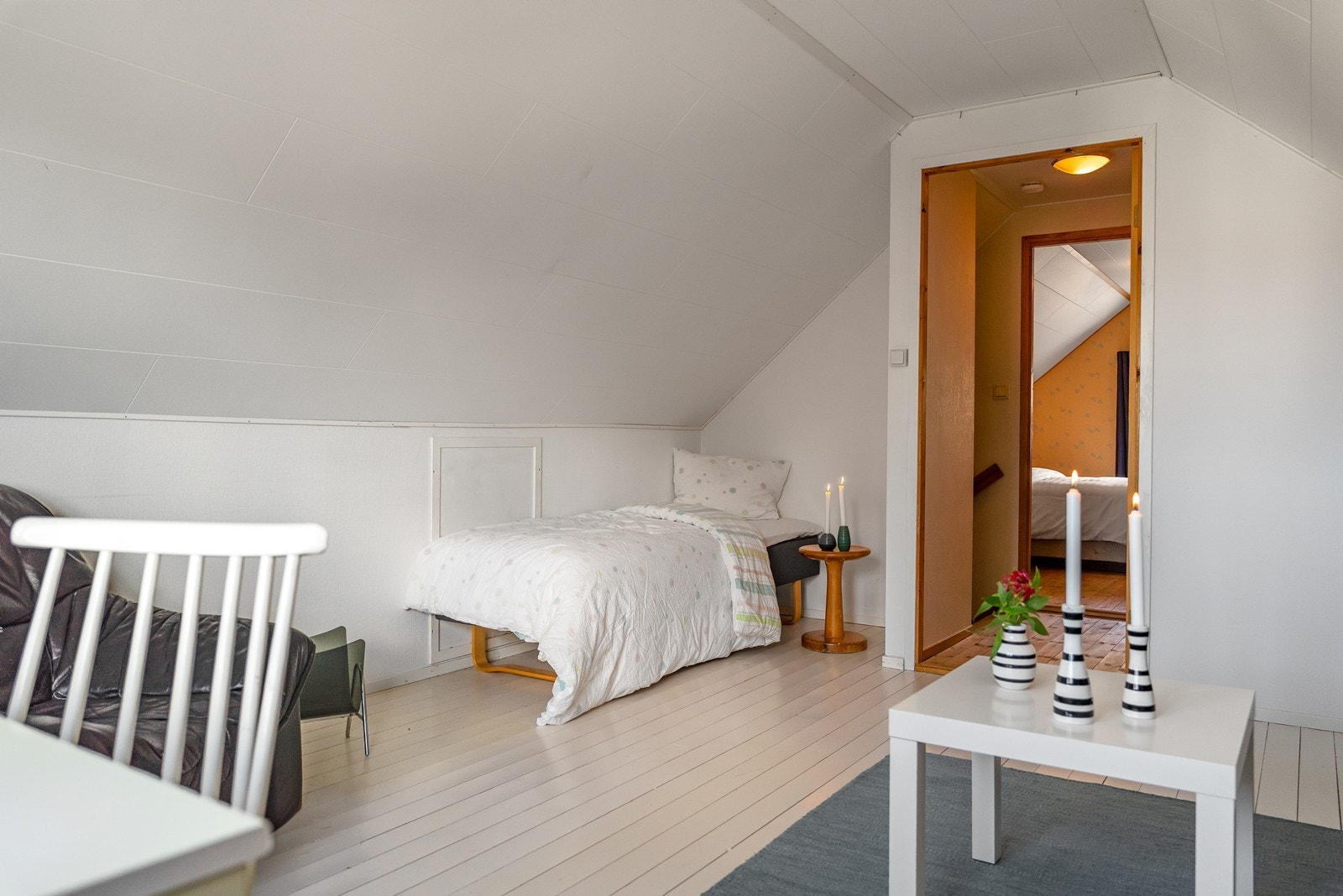 Et perfekt rom for ungdommen som både kan fungere som soverom og loftstue. Galleribilde