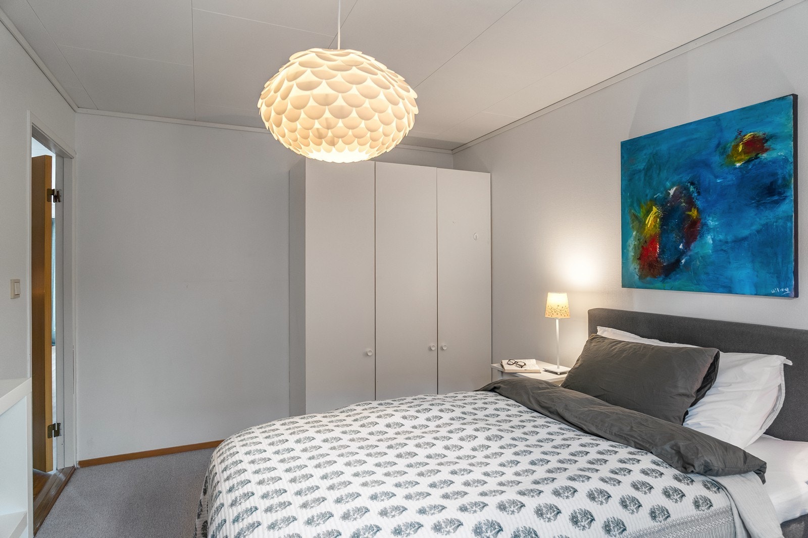Et stort klesskap gir gode oppbevaringsmuligheter og bidrar til en praktisk romløsning. Galleribilde