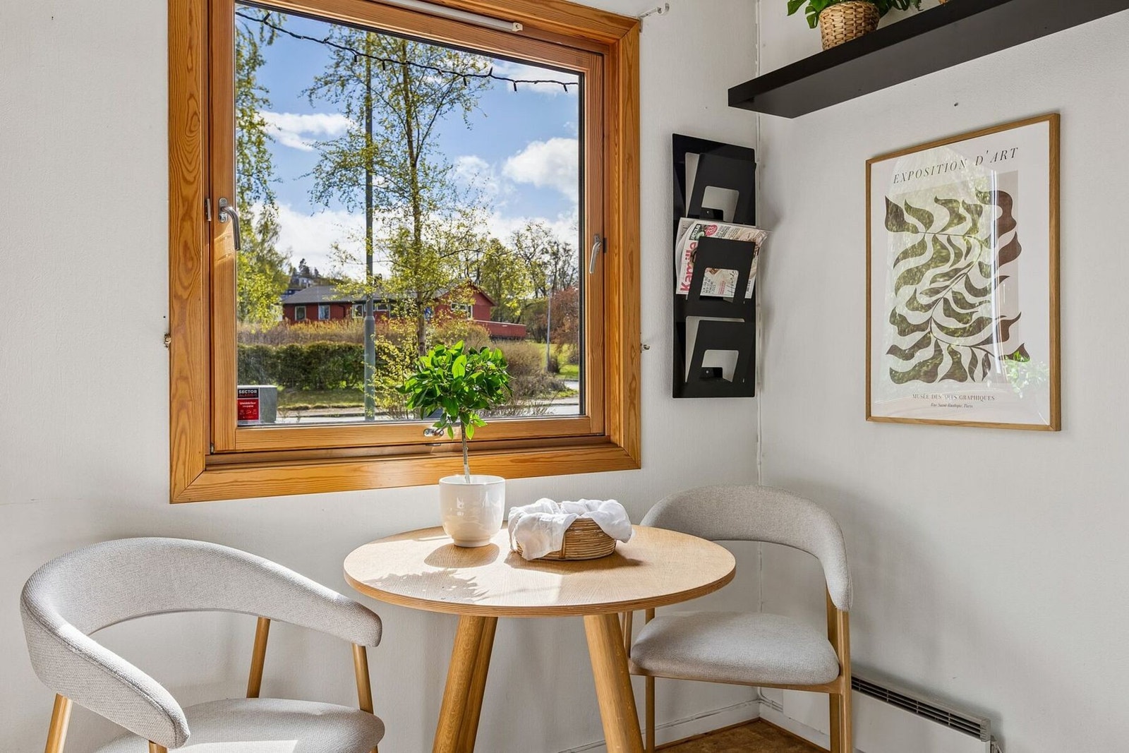 Kjøkkenet har god plass til en sosial spisegruppe, perfekt for hyggelige måltider og samlinger med familie og venner. Galleribilde