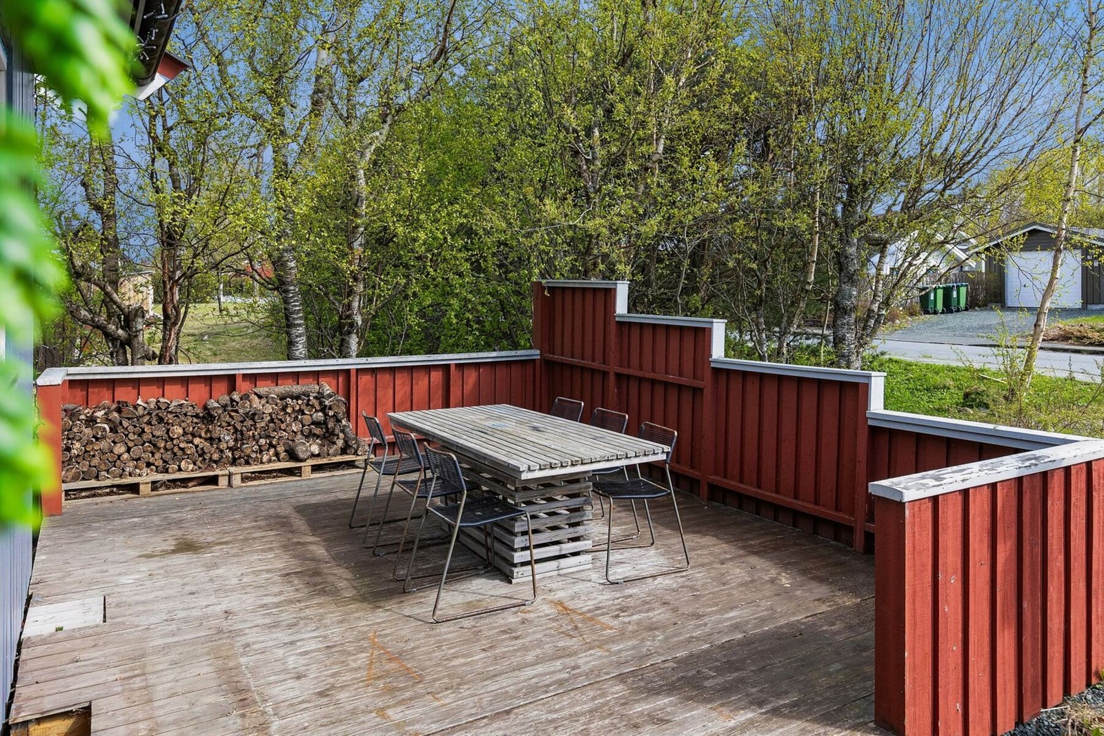 Østvendt terrasse på fremsiden av boligen på 22 kvadratmeter, med god plass til sittegrupper og utemøbler. Galleribilde