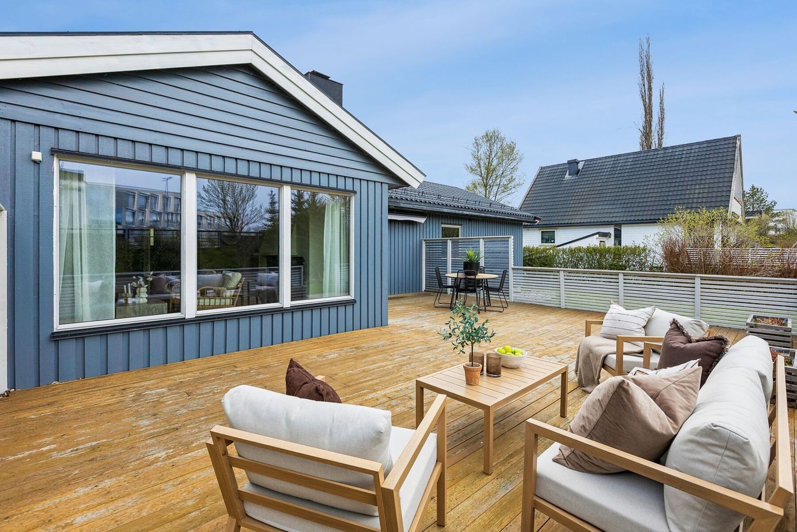 En romslig enebolig på hele 194 kvm fordelt over to plan, med sentral og svært etterspurt beliggenhet på Moholt. Galleribilde