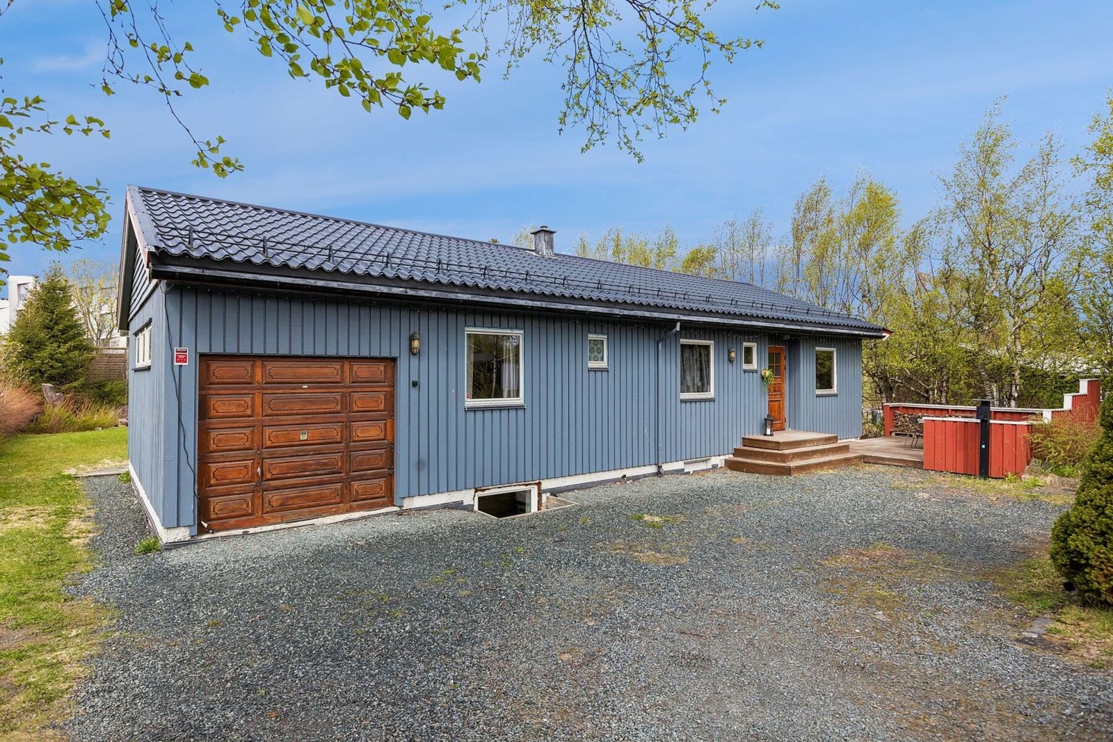 Her får du egen garasje med tilhørende bod, samt rikelig med oppstillingsplasser på eiendommen og montert elbil-lader. Galleribilde