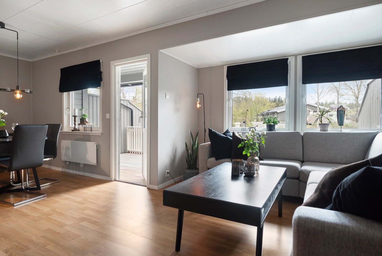 Store vinduer sørger for godt med naturlig lysinnslipp. Galleribilde