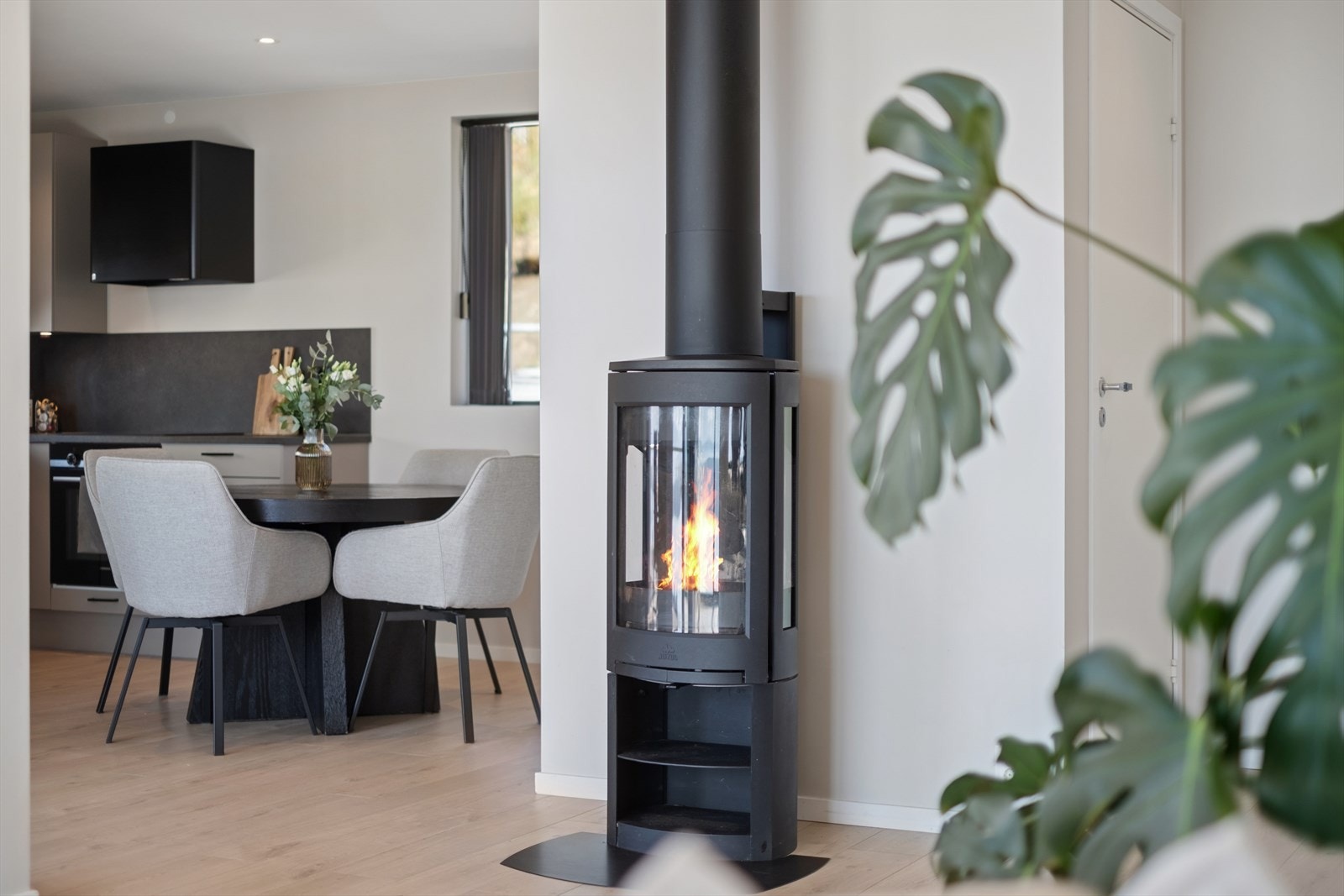 En moderne vedovn med stålpipe gir ekstra varme og atmosfære. Galleribilde