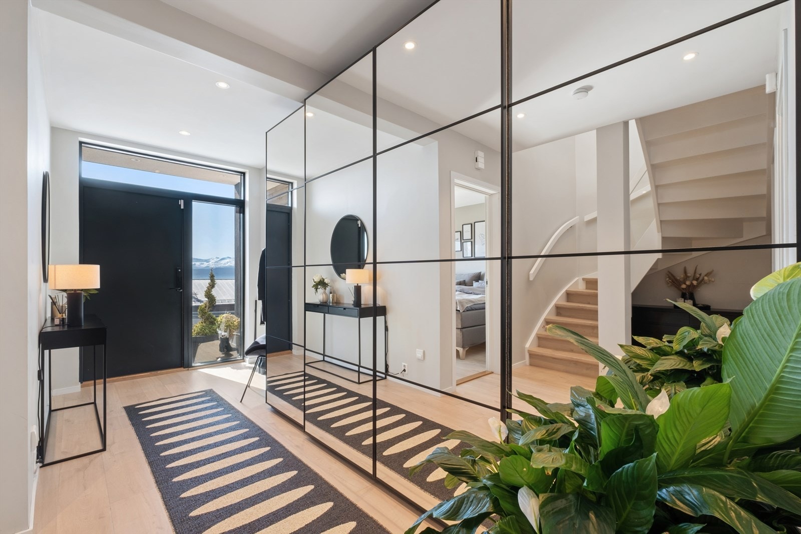 Hallen er utstyrt med en stor skyvedørsgarderobe med speilfronter som gir rikelig med oppbevaringsplass. Galleribilde