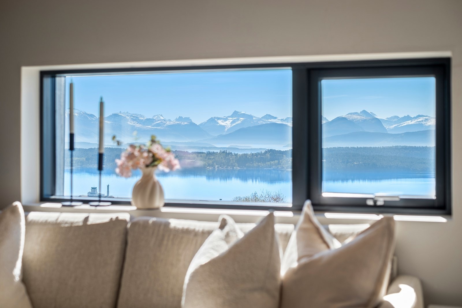 Fra verandaen og stuen har man en vidstrakt utsikt mot fjorden og Molde-panoramaet. Galleribilde