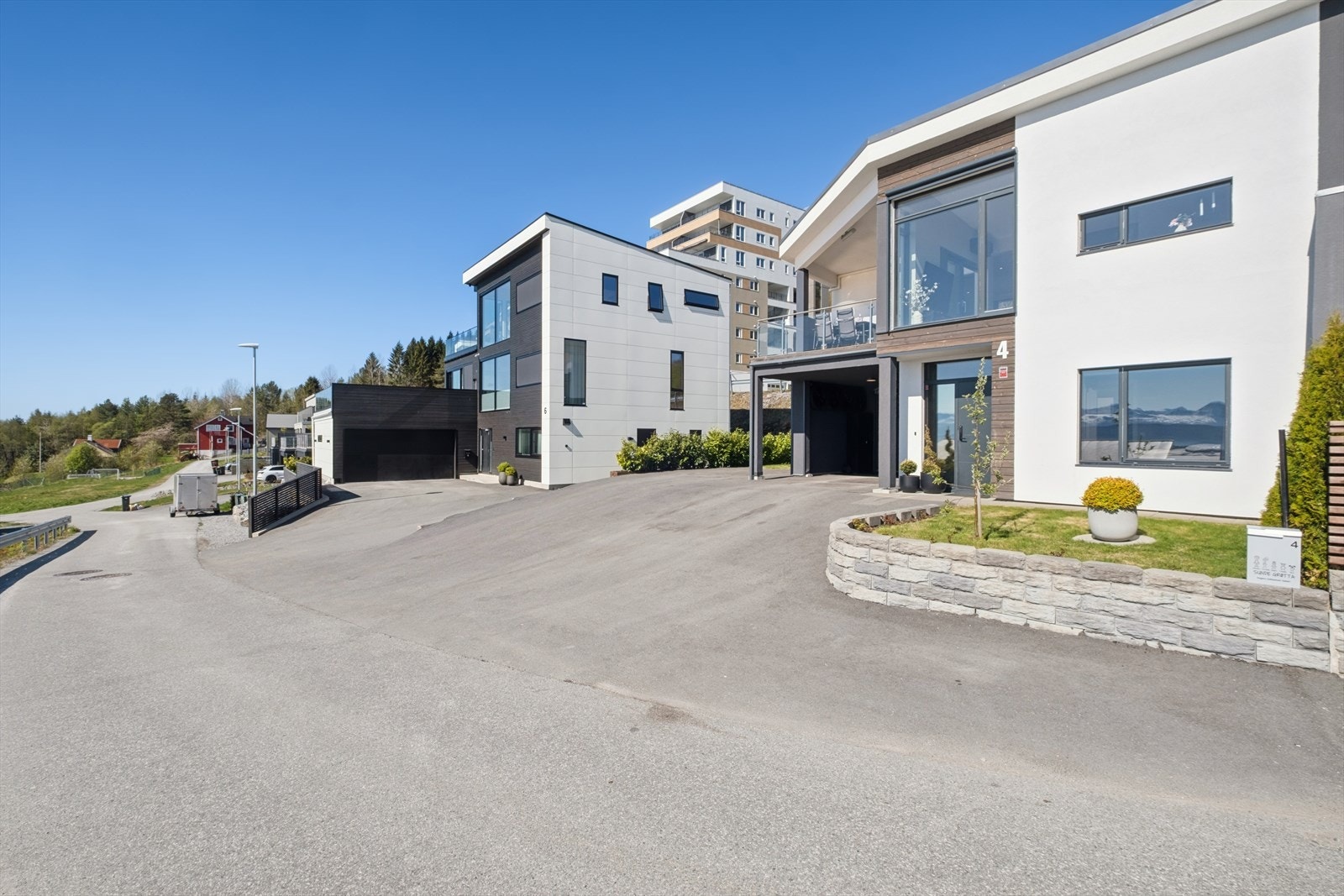 Eiendommen ligger tilbaketrukket i et barnevennlig område med kort vei til Molde sentrum. Galleribilde