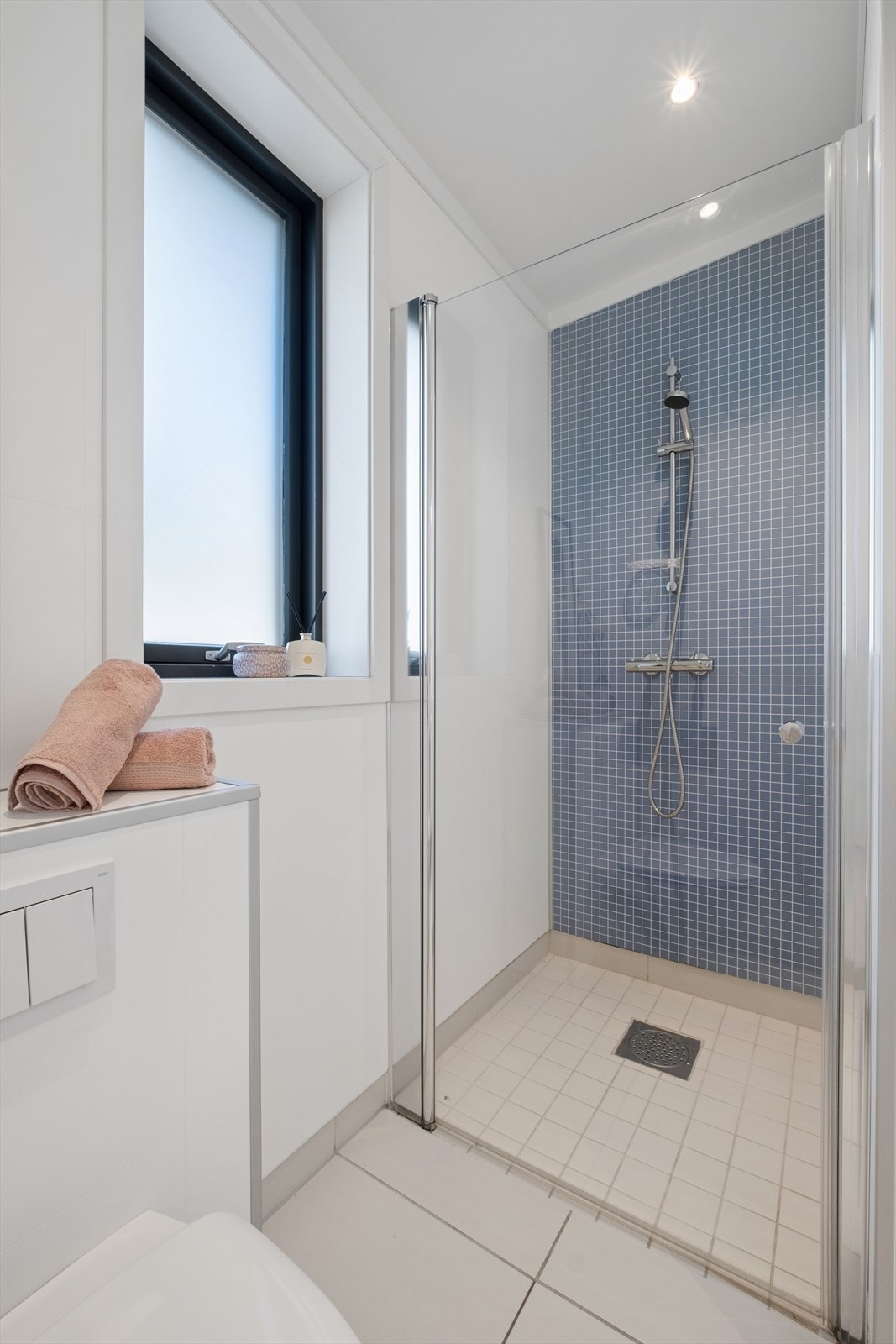 Dusjsonen har nedsenket gulv. Også dette badet har behagelig varme i gulvet. Galleribilde