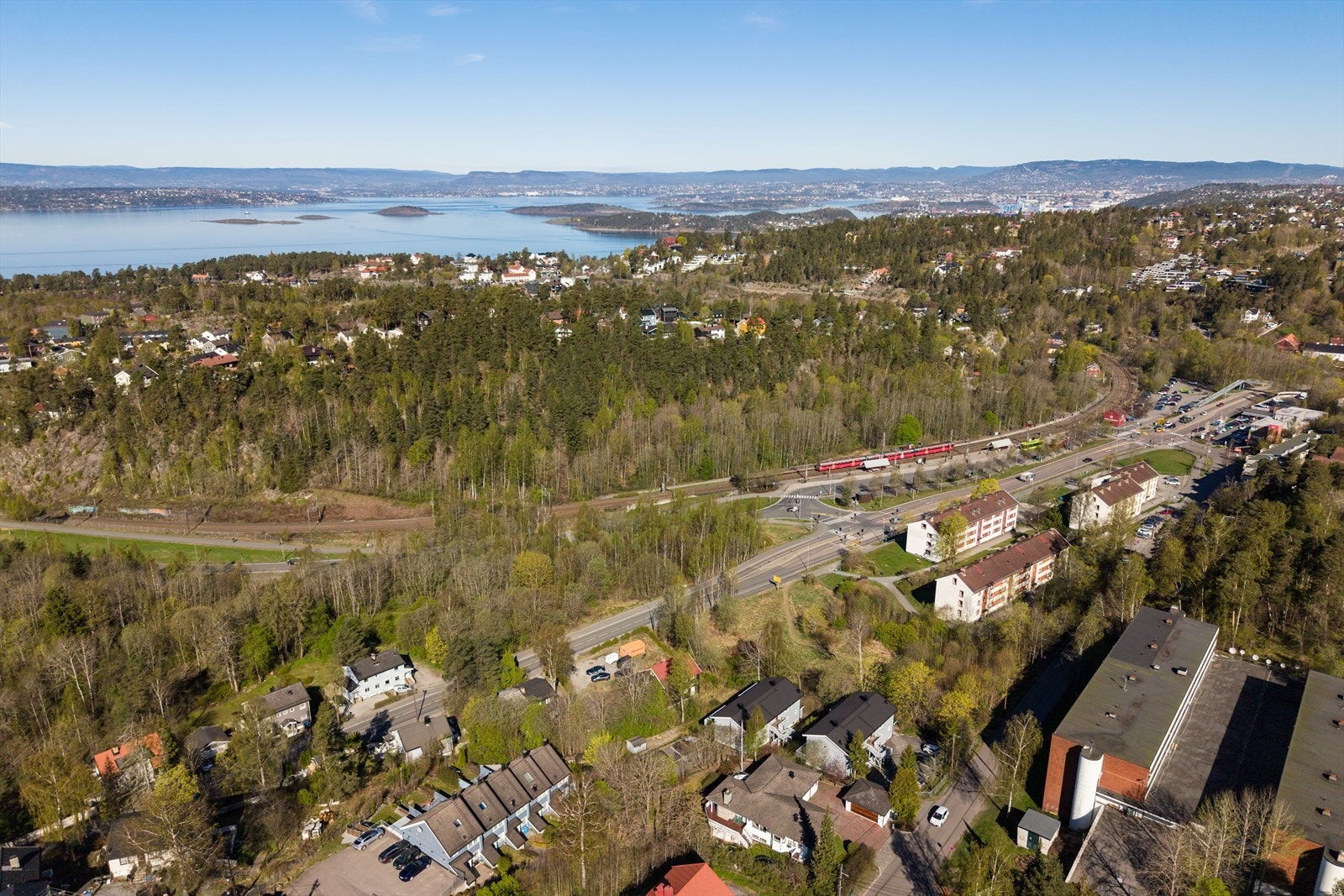 Det er kort avstand til kollektivtransport med både buss og tog fra Hauketo stasjon, som gir effektiv forbindelse til Oslo sentrum og øvrige deler av regionen. Galleribilde