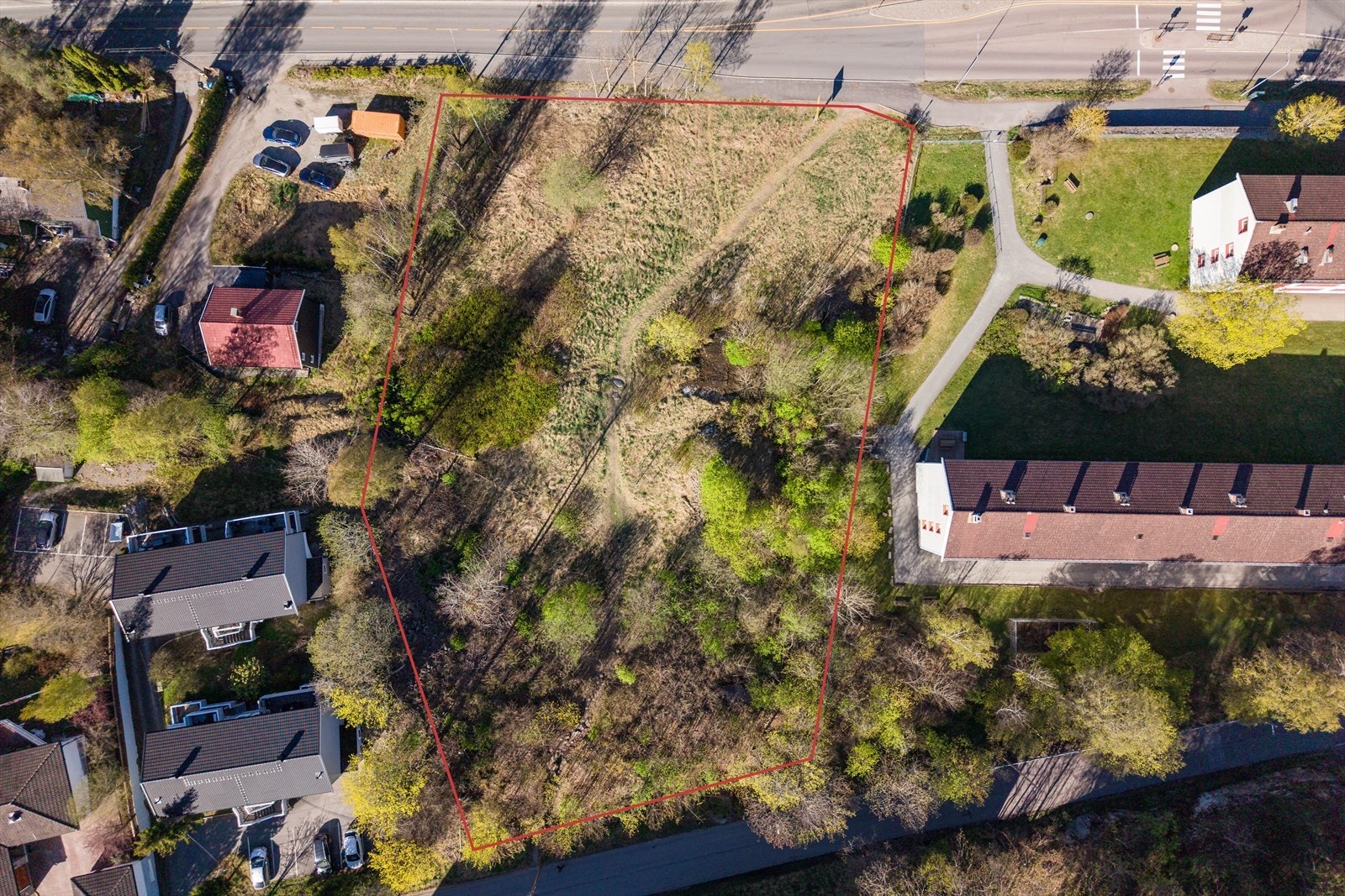 Tomten ligger i skrånende terreng fra øst mot vest, med et naturlig platå på midt/øvre del av eiendommen. Sol- og utsiktsforholdene er gode, særlig vestvendt, hvor prosjektet er orientert for å utnytte både lys og utsikt. Galleribilde