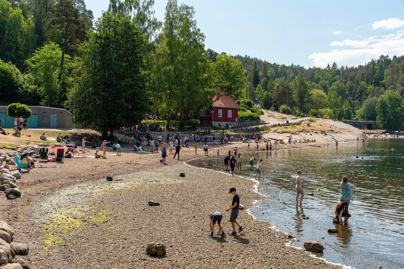 Hvervenbukta er en idyllisk badeplass sør i Oslo, kjent for sin lange sandstrand, vakre svaberg og rolige sommerstemning ved Oslofjorden. Galleribilde