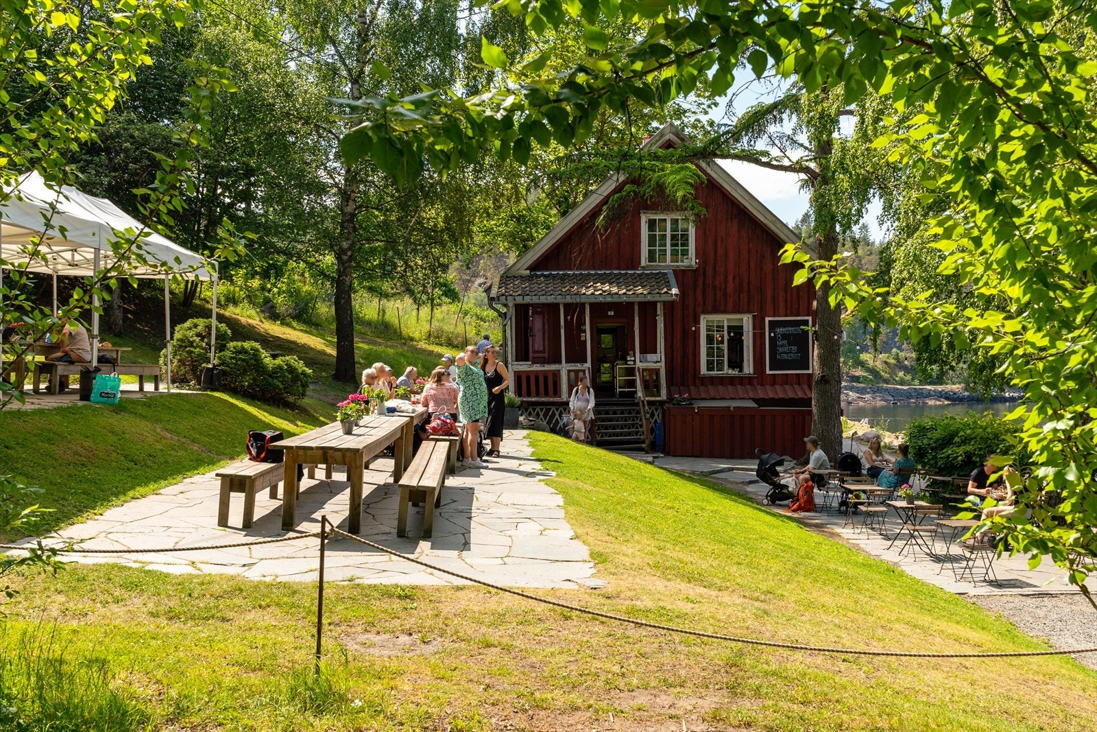 Anne på landet - Hvervenbukta er et sjarmerende spisested ved stranden i Hvervenbukta, kjent for hjemmelaget mat, gode bakevarer og avslappet sommerstemning med utsikt over Oslofjorden. Galleribilde
