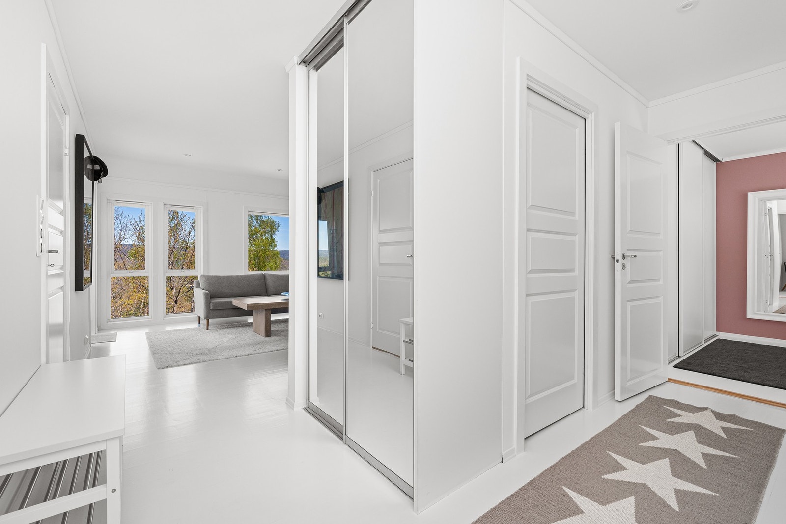 I entréen er det en romslig bod, samt en skyvedørsgarderobe. Galleribilde