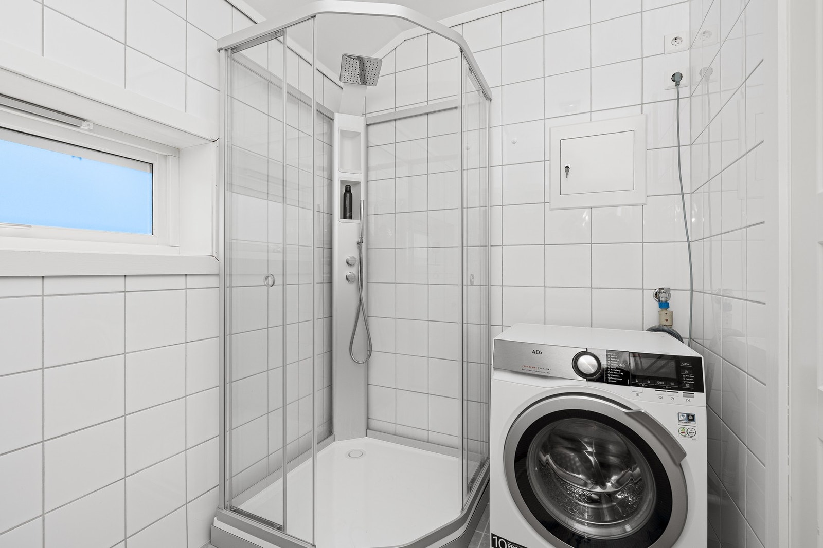 Badet har nytt dusjkabinett og servant med baderomsmøblement. Galleribilde