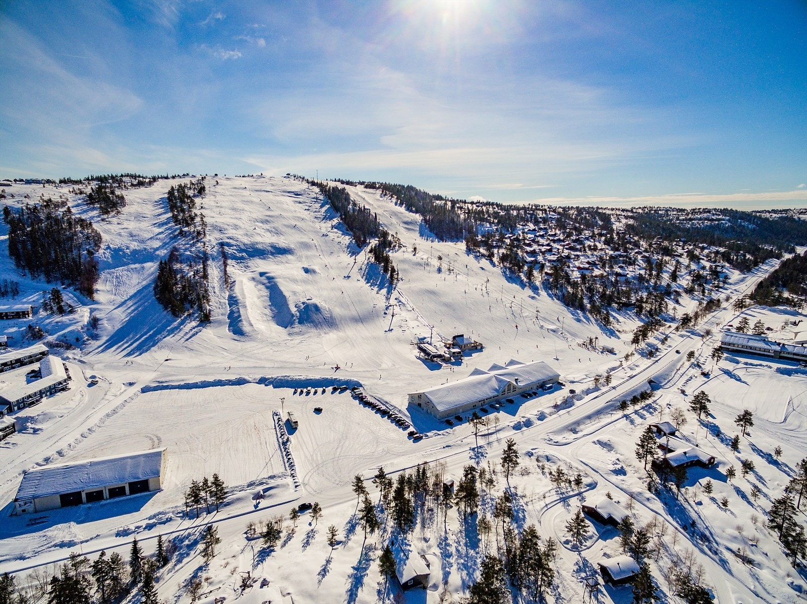 Vinterparadiset Gautefall er et av Telemarks største skisteder, og ligger sentralt i Sør-Norge, mellom Drangedal og Nissedal/Treungen. Galleribilde
