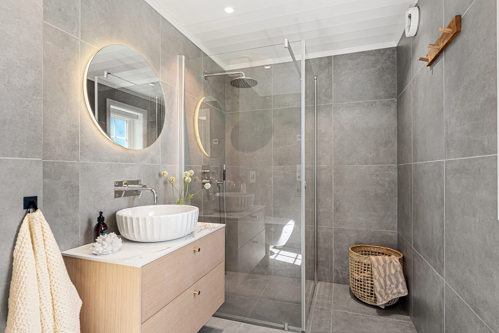 Badet i tilknytning til hovedsoverommet er også flislagt med varmekabler i gulv. Galleribilde