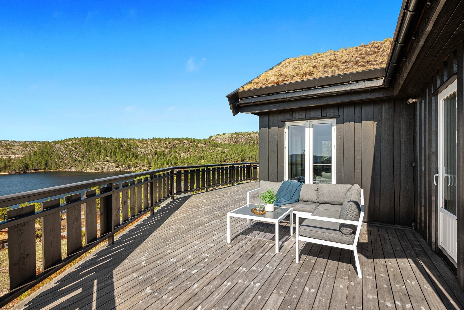 Vestvendt terrasse med nydelig utsikt. Galleribilde