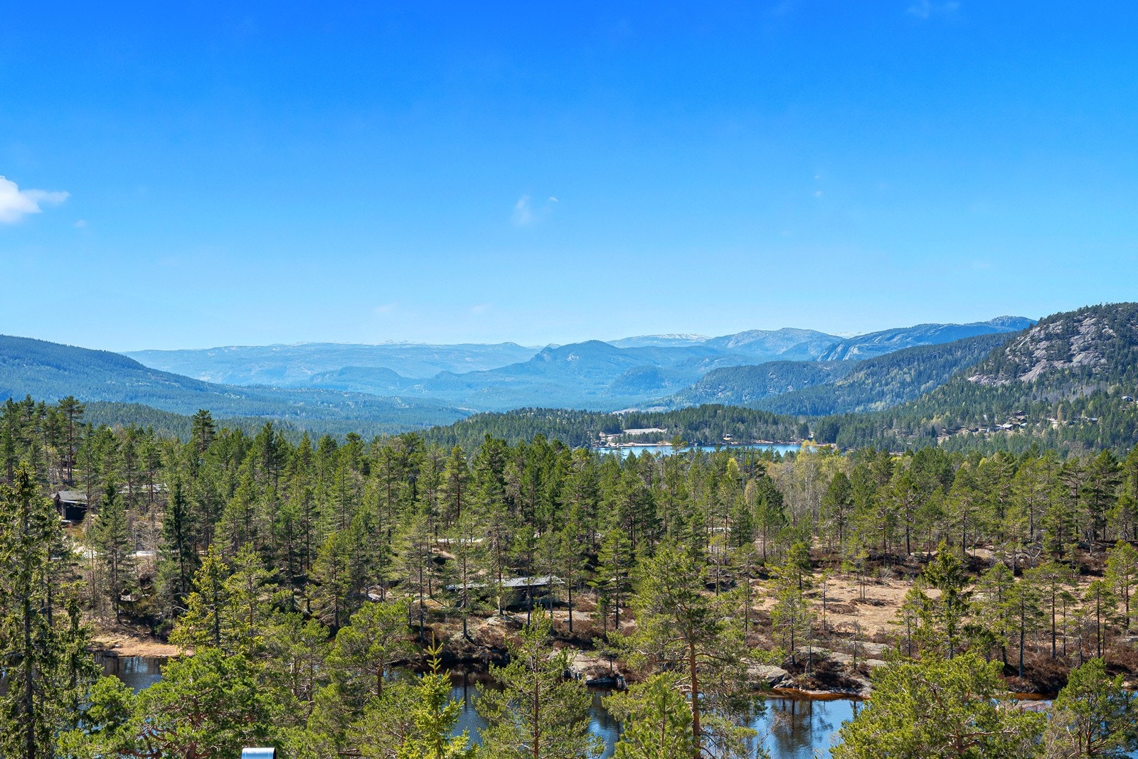Nydelig utsikt utover ferskvann og fjellformasjoner! Galleribilde