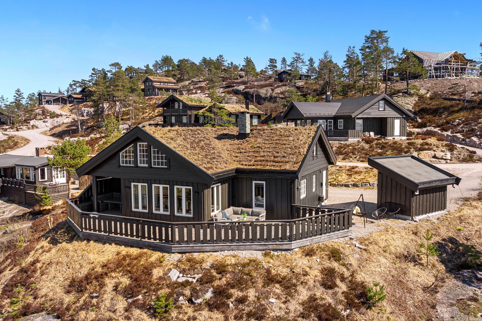 Dette er en eksklusiv og gjennomgående påkostet fritidsbolig, hvor det er gjort en rekke tilvalg som løfter standarden betydelig utover det som er normalt i tilsvarende hytter. Galleribilde