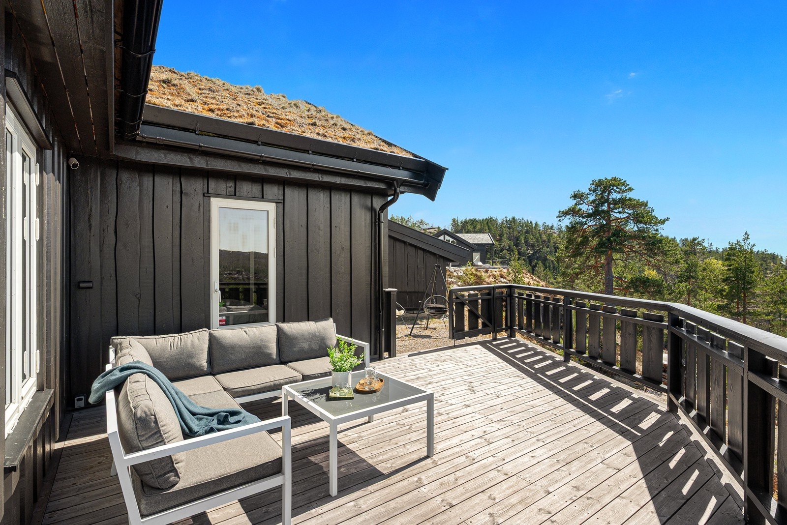 Hovedsoverommet har i tillegg utgang til vestvendt terrasse med nydelig utsikt. Galleribilde
