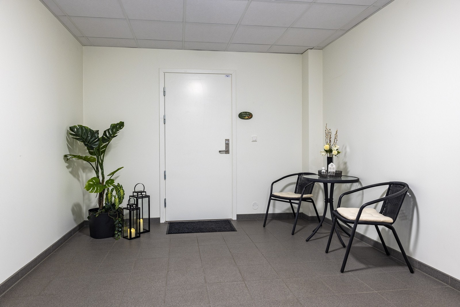 Felles inngangsparti som deles med kun en nabo. Det er heis opp til leiligheten i 4. etasje. Galleribilde