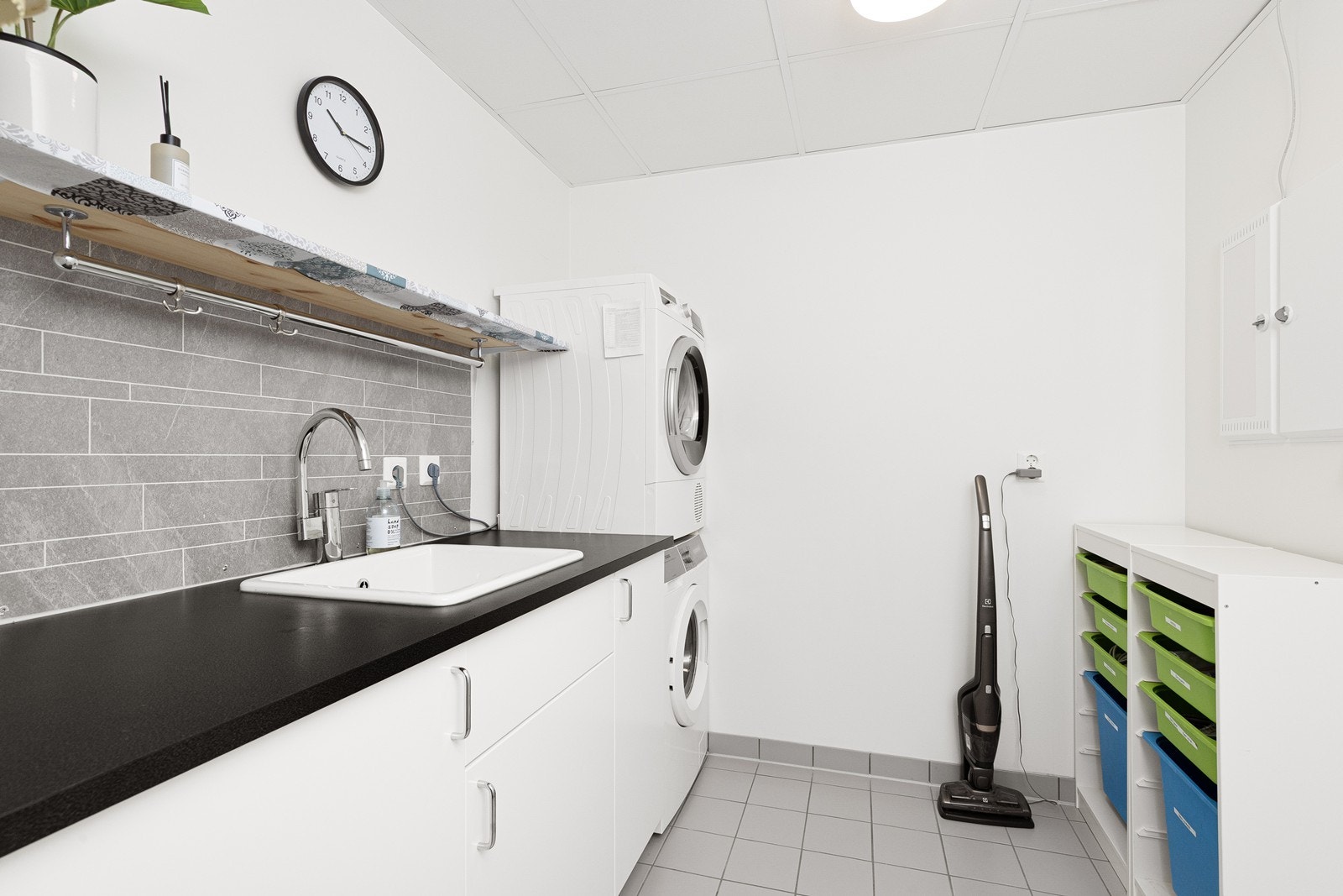 Eget vaskerom fra 2017 med flislagt gulv og vannbåren gulvvarme. Her er det opplegg for vaskemaskin og en praktisk utslagsvask. Galleribilde