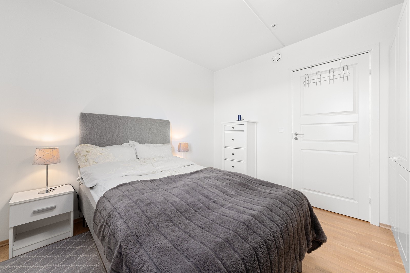 Et av soverommene, med god plass til seng og oppbevaring. Galleribilde