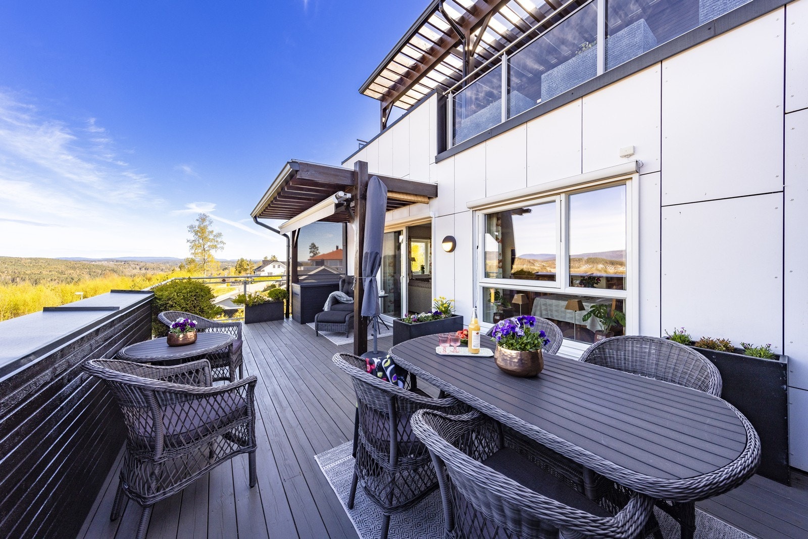 Fra stuen er det utgang til en usjenert og romslig terrasse på 28 m². Her er det sen kveldssol og en fantastisk utsikt. Galleribilde