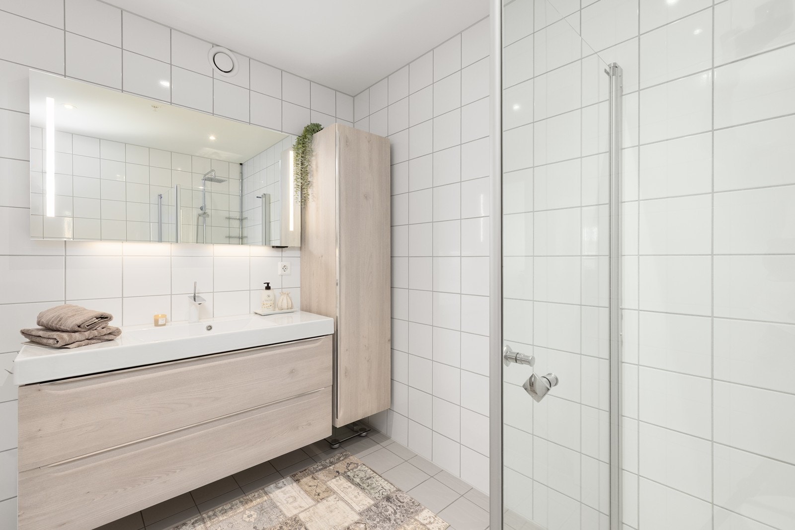 Innredningen byr på godt med oppbevaring og et speil med integrert lys sikrer effektiv belysning. Galleribilde