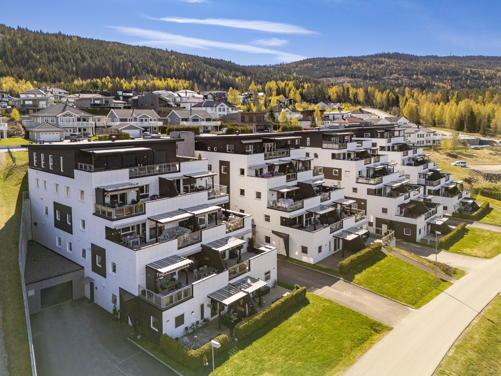 Bygget er fra 2017 og har en moderne arkitektur med fasader i platekledning og liggende panel. Galleribilde