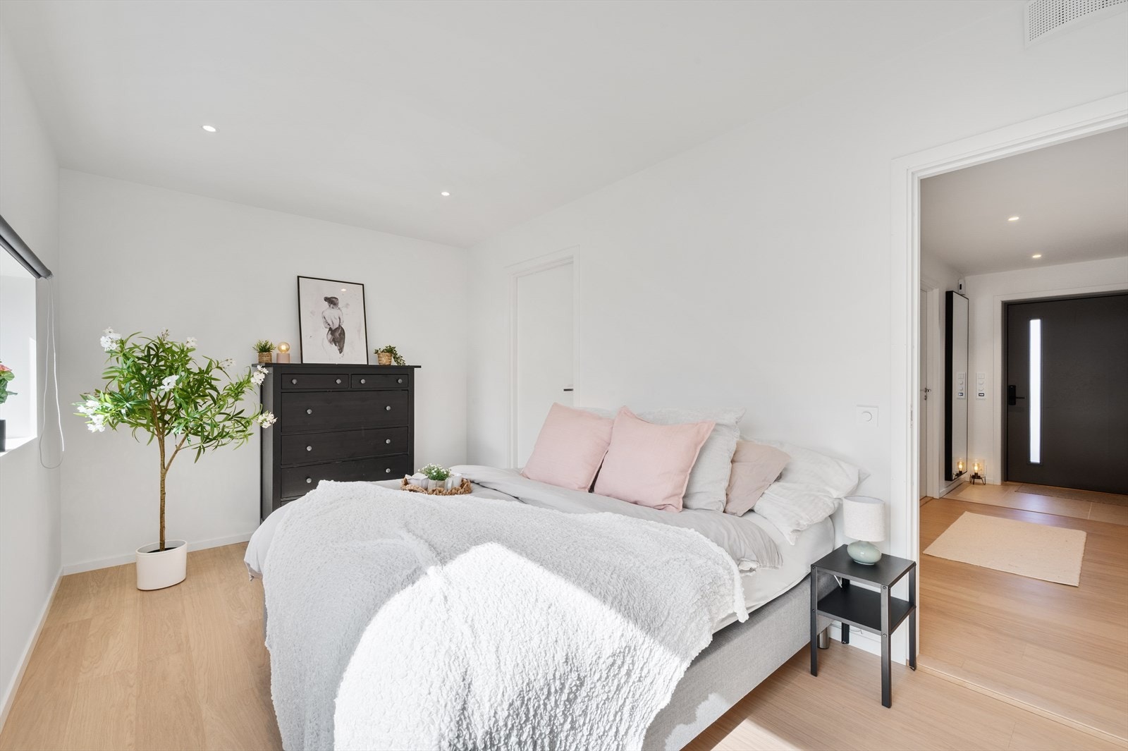 - Leiligheten kan skilte med tre soverom, hvorav hovedsoverommet måler 12,9 m² - Galleribilde