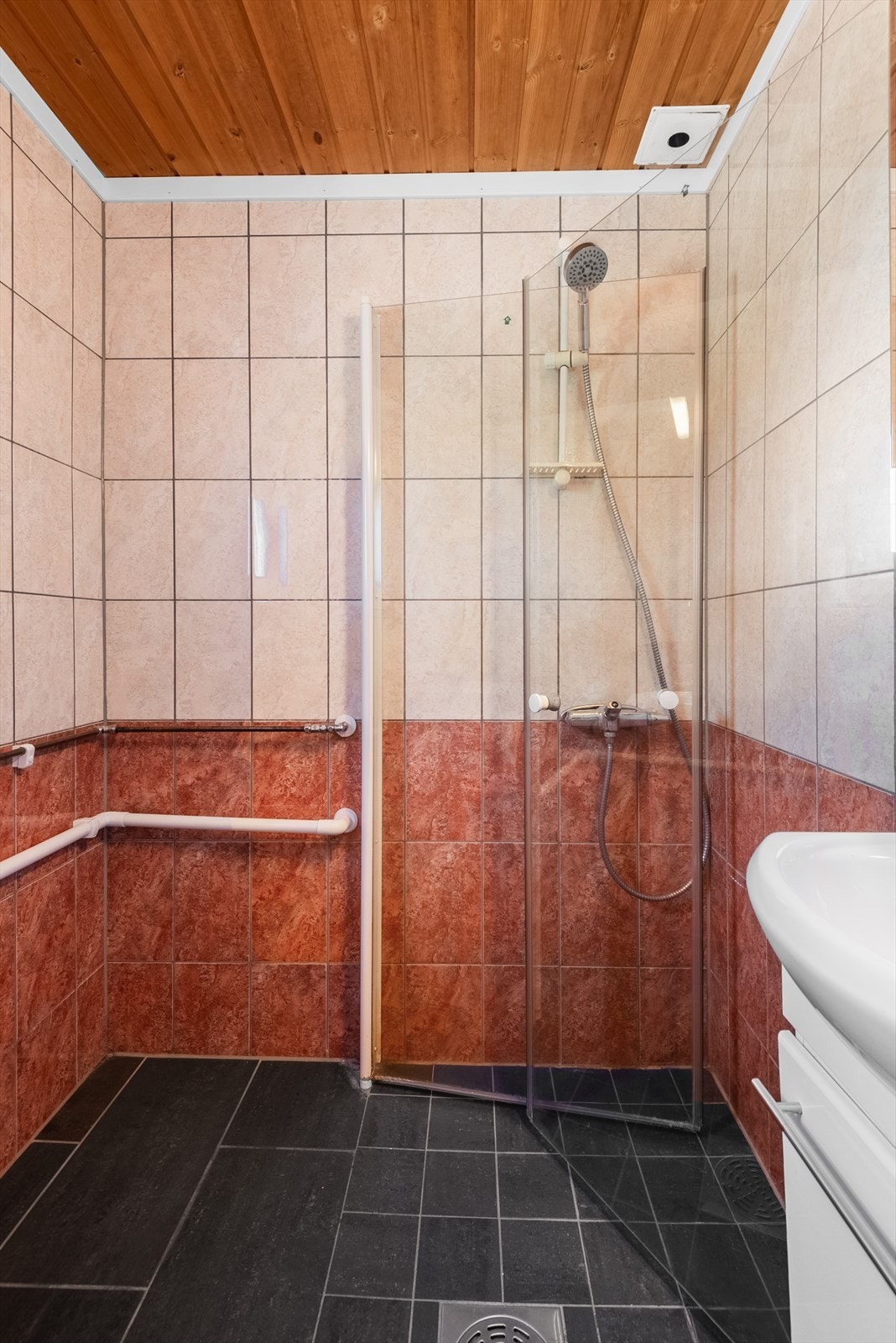Bad med svingbare vegger for enklere renhold - Det er et separat toalettrom vegg i vegg med badet Galleribilde