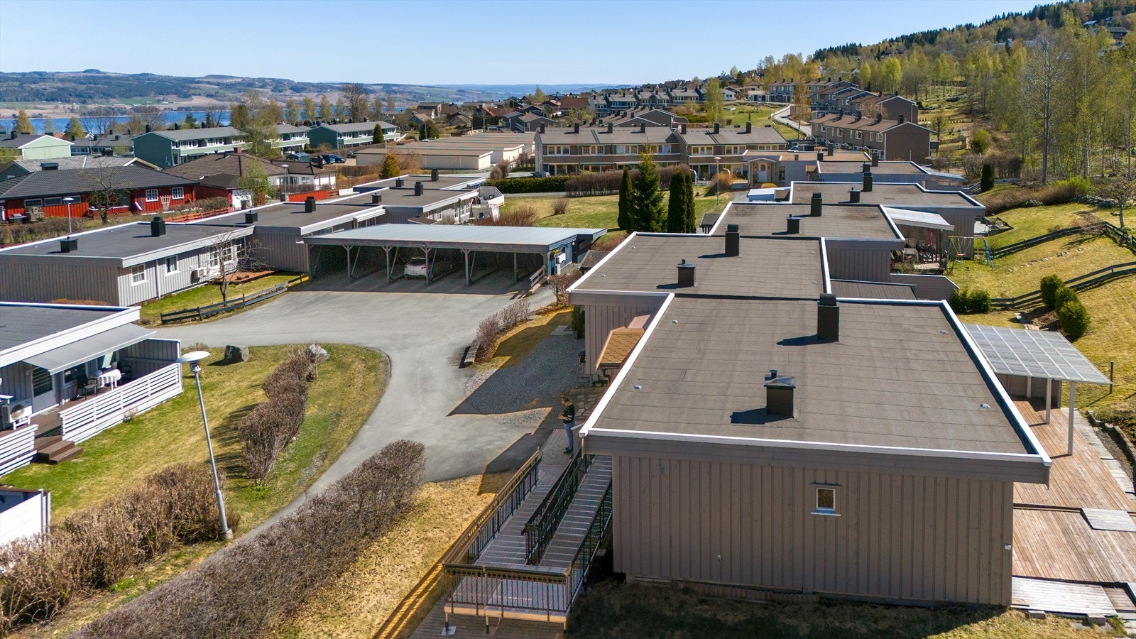 Det medfølger en carport - Et meget hyggelig boligområde med kort vei til Kopperud skole, barnehager, butikk, bybuss etc Galleribilde