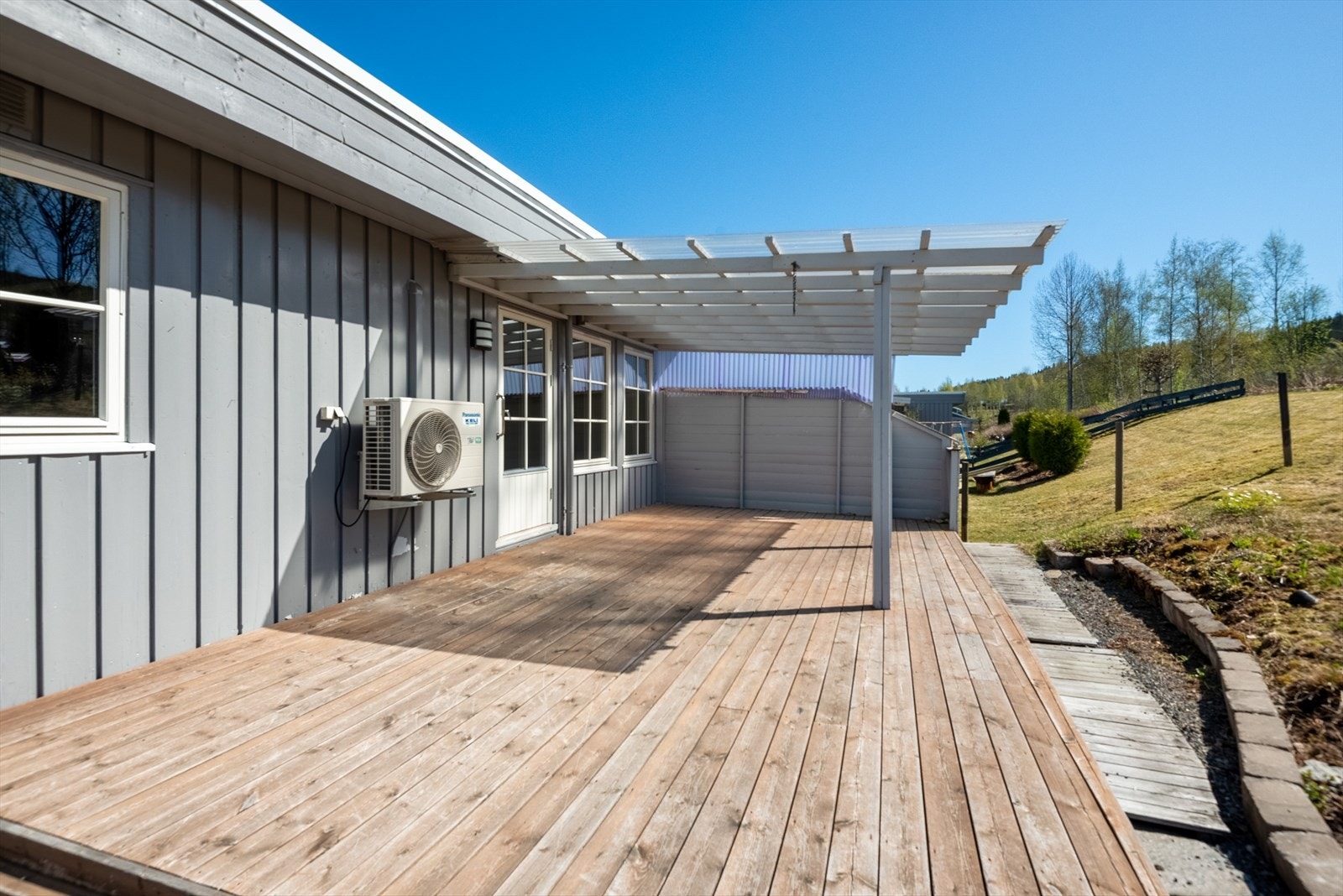 Terrasse med utgang fra stue - Hyggelig hage og utearealer Galleribilde