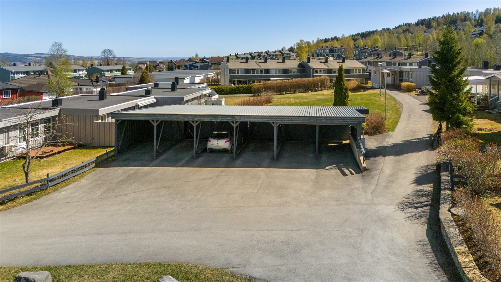 Carport og asfalterte veier Galleribilde