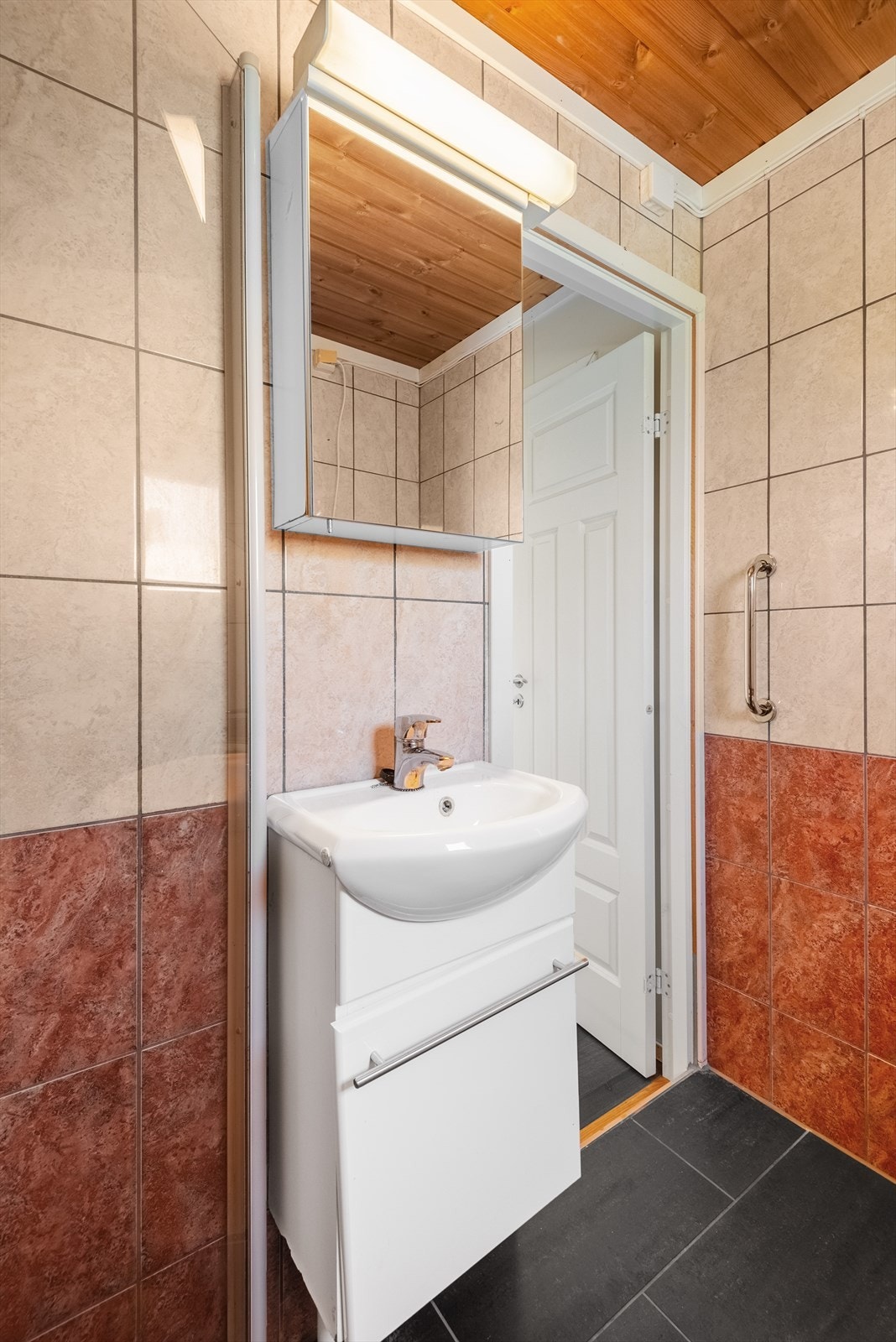 Bad med vask og speil Galleribilde