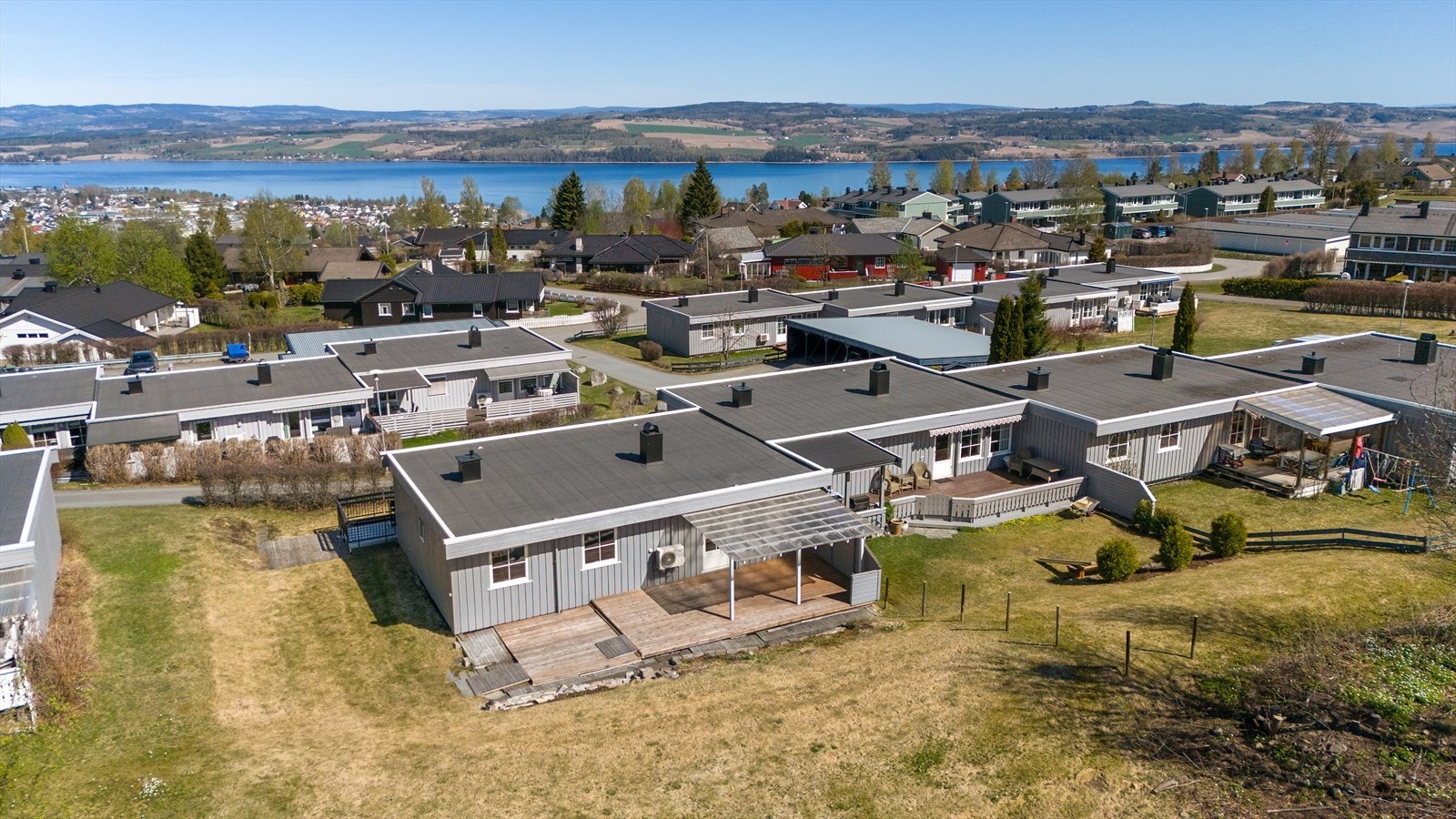 Flott beliggenhet- Ende Rekkehus over ett plan - Koselige utearealer rundt boligen - Carport Galleribilde