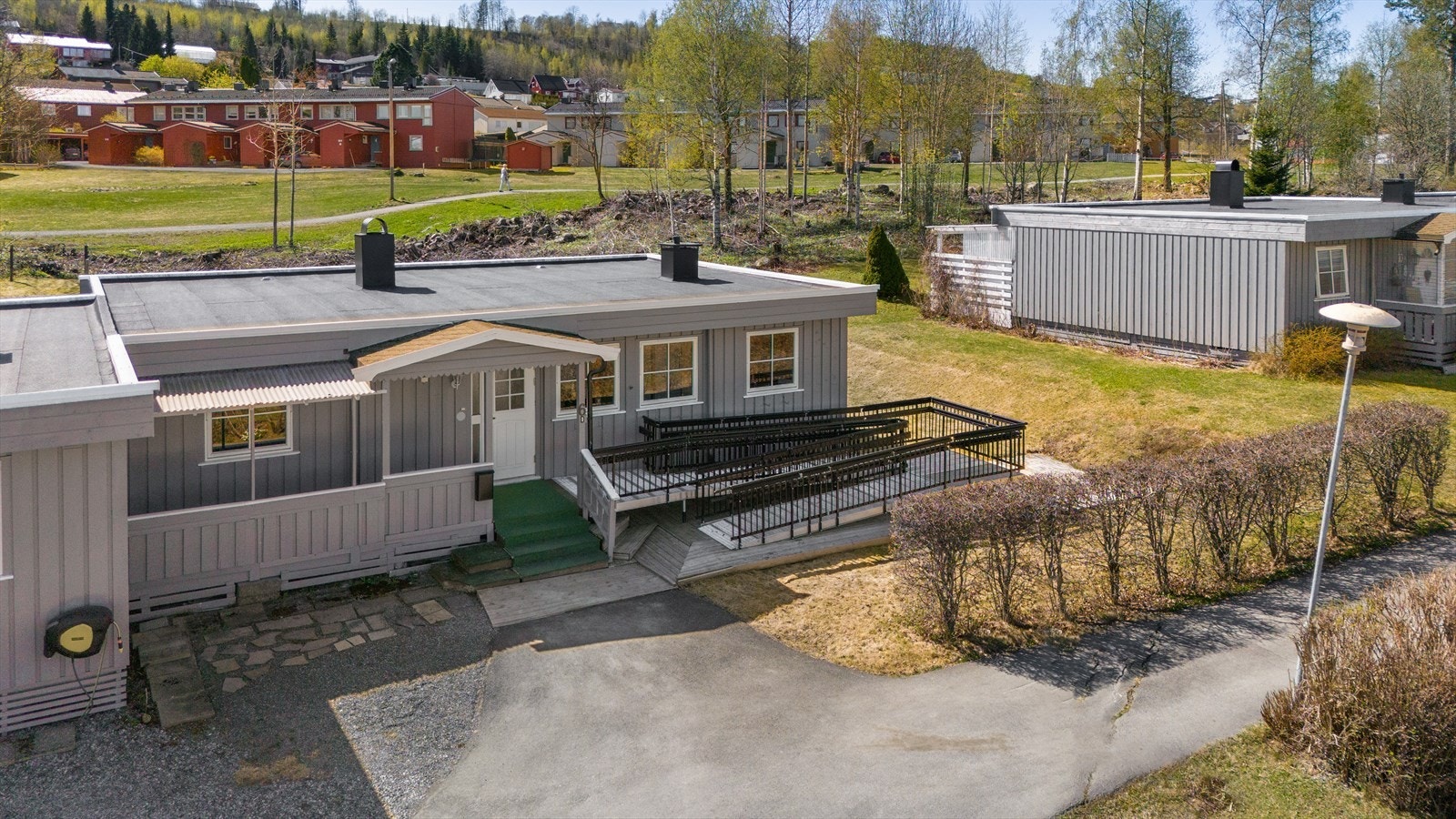 Uteplass ved inngangspartiet til morgenkaffe - Asfalterte veier- Rullestolrampe blir fjernet Galleribilde