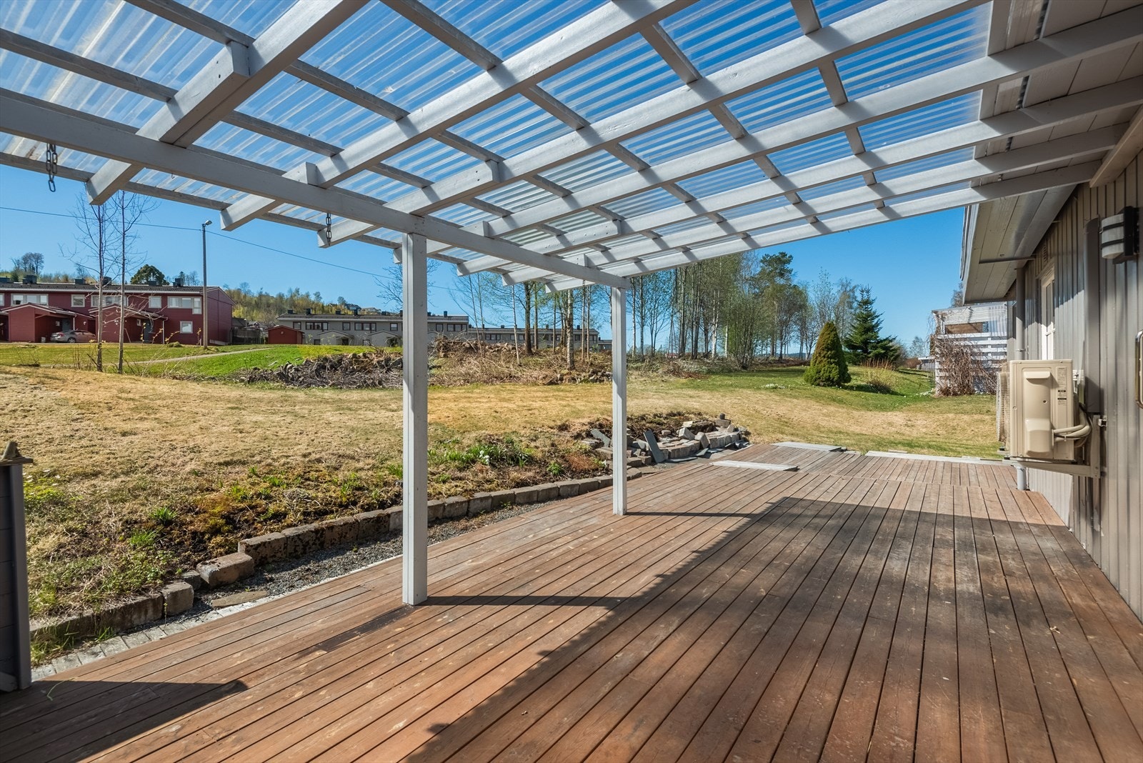 Delvis overbygd terrasse - Fine utearealer rundt boligen - Man kan evt bygge opp ett blomsterbedd ved terrassen Galleribilde