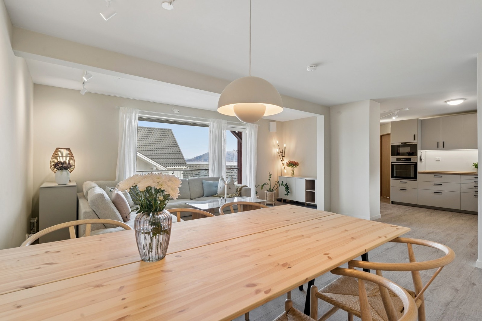 Stuen og kjøkkenet danner et lyst og åpent allrom med plass til både spisebord og sofagruppe. Galleribilde