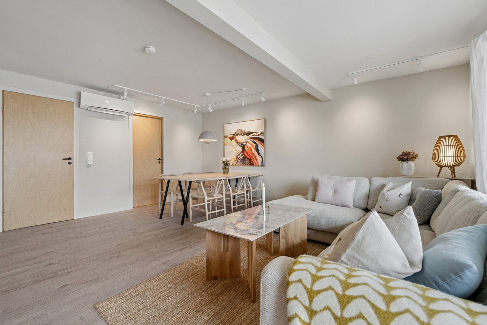 En luft-til-luft varmepumpe fra Panasonic (2017) sørger for effektiv oppvarming. Stuen har også desentralisert balansert ventilasjon. Galleribilde