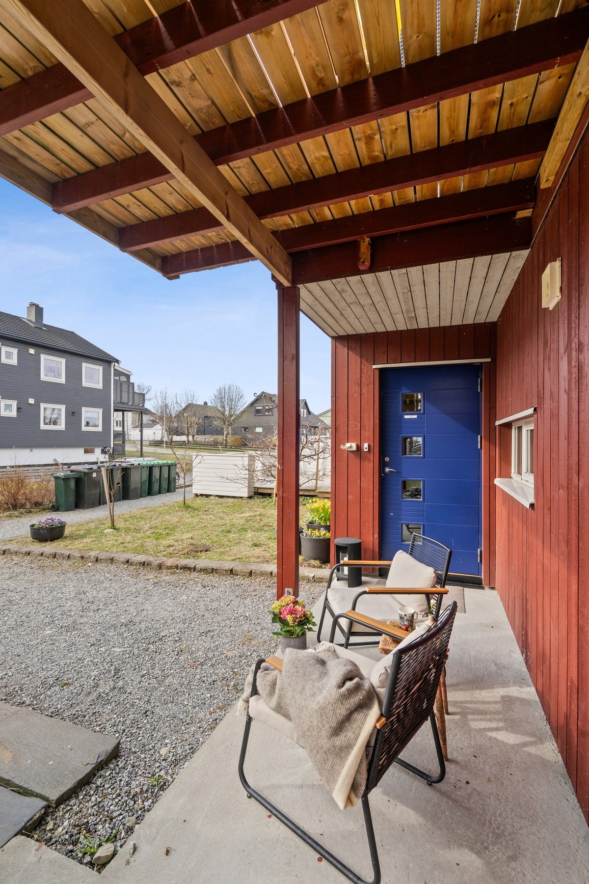Hyggelig og praktisk uteplass ved inngangen. Galleribilde