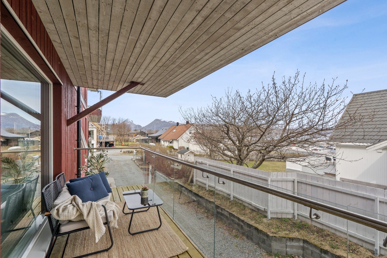Fra stuen er det utgang til en takoverbygget balkong på rundt 9 m² med glassrekkverk. Galleribilde