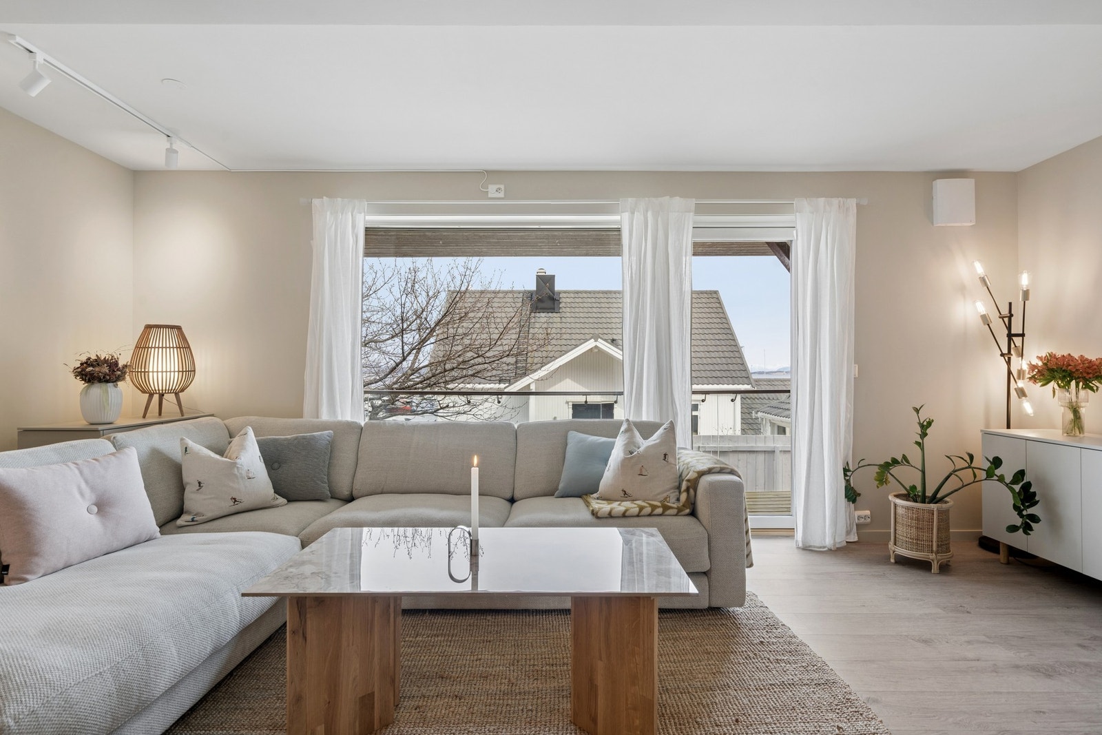 Vinduene har 3-lags glass, som bidrar til god isolasjon og komfort. Galleribilde