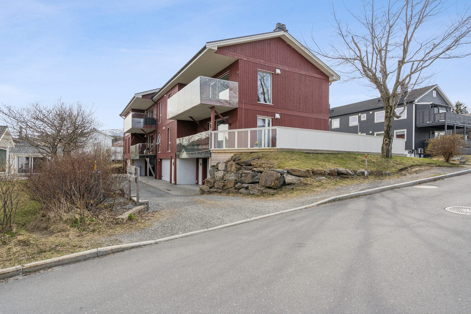Eiendommen ligger i et etablert og rolig boligområde med lavt støynivå. Galleribilde