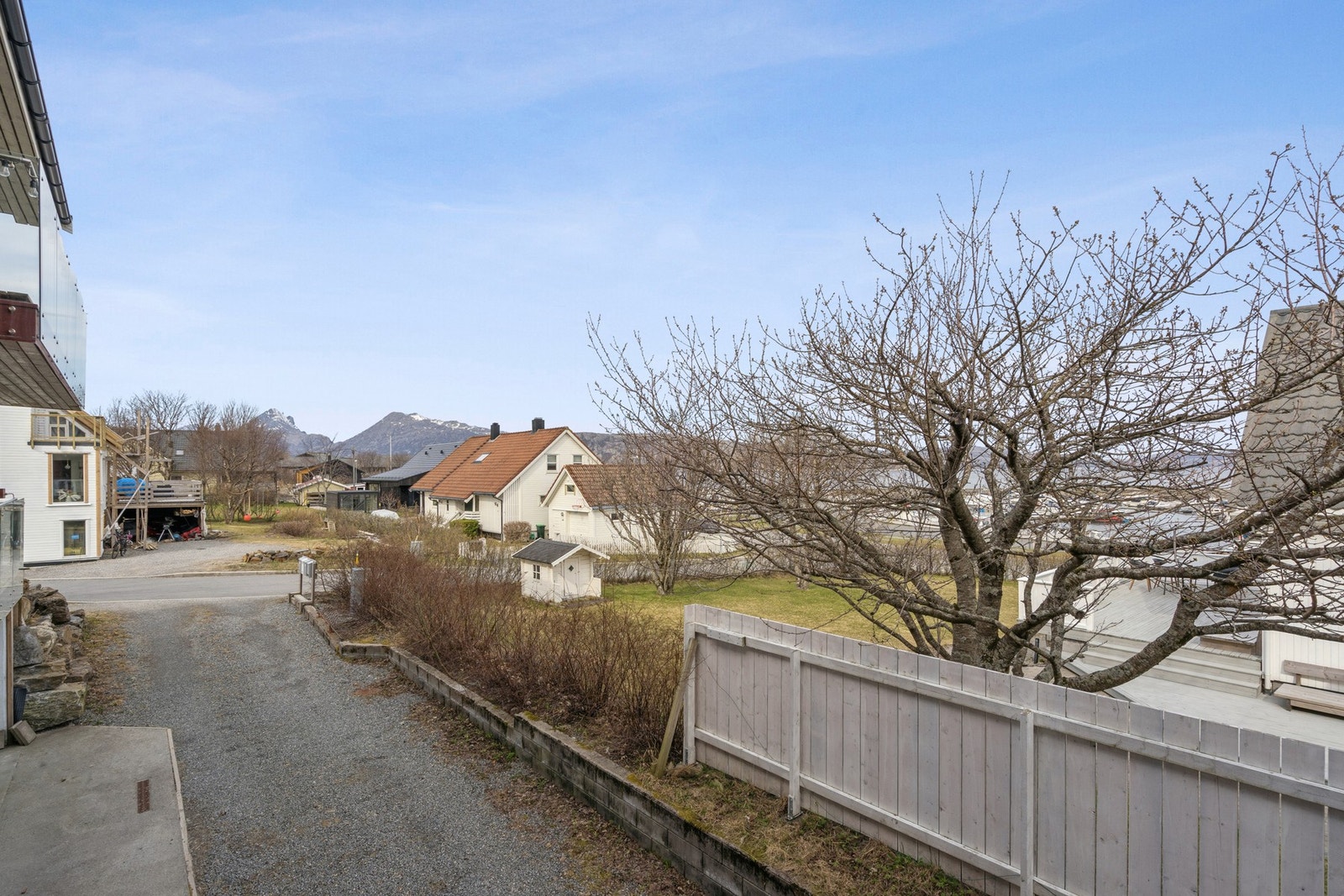 Nærområdet byr på gode turmuligheter, og det er kort avstand til skoler og idrettsanlegg som Helgelandshallen. Galleribilde