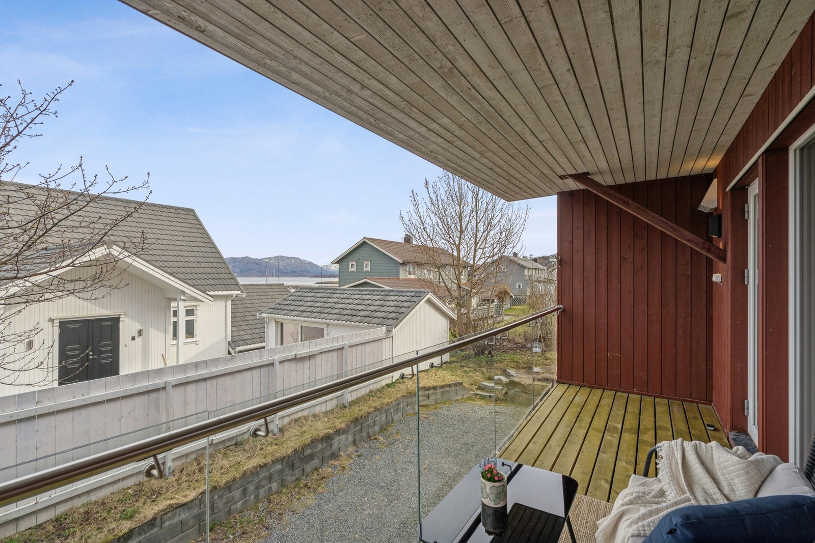 Balkongen har god plass til en sittegruppe. Galleribilde